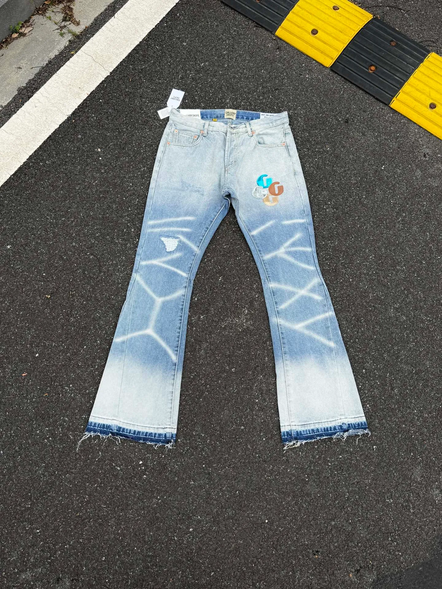 P240💰G66 GALLERY DEPT. Denim spliced ​​with all-over printed leather ripped bell-bottoms, washed and distressed jeans. GALLERY is attracted by these bell-bottoms. Whether it is a reset of Carhartt or Levis, it has created a strong brand style. Since these pants are modified from rare vintage, the production capacity is limited. Therefore, after many icons wore them, these pants were once hard to find. Later, perhaps due to the improvement of GD's business in the past two years and the expansion of production lines, the brand itself lowered the price, so I can't wait any longer for these pants this year and will definitely buy them. During the process of the denim washing plant, the owner of the washing plant helped introduce a boss who had worked for Levi's foundry and started his own business. This also paved the way for the following styles. Therefore, Levi's remodeled single product for the base plate is really familiar. Whether it is the fabrics supplied or the lathes used in production, there is nothing to choose from. -Color: blue -Size: S-XXL (corresponding to 28-36)